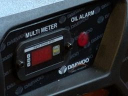 Tragbare Powerbank in Grau mit digitalem Display und seitlichem Anschluss.