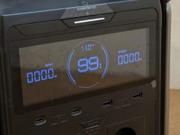 Tragbarer Akku mit digitalem Display und mehreren Anschlussmöglichkeiten.