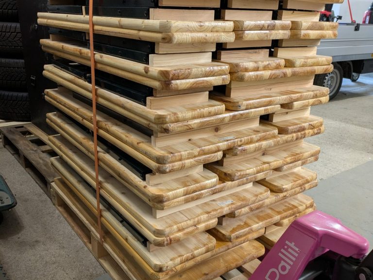 Tragbare Powerstation ECOFLOW DELTA Pro 3 mit Solarpanele im Hintergrund.