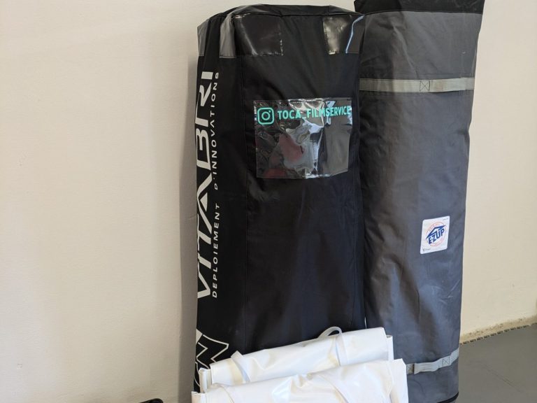 Tragbare Powerstation ECOFLOW DELTA Pro 3 mit Solarpanele im Hintergrund.