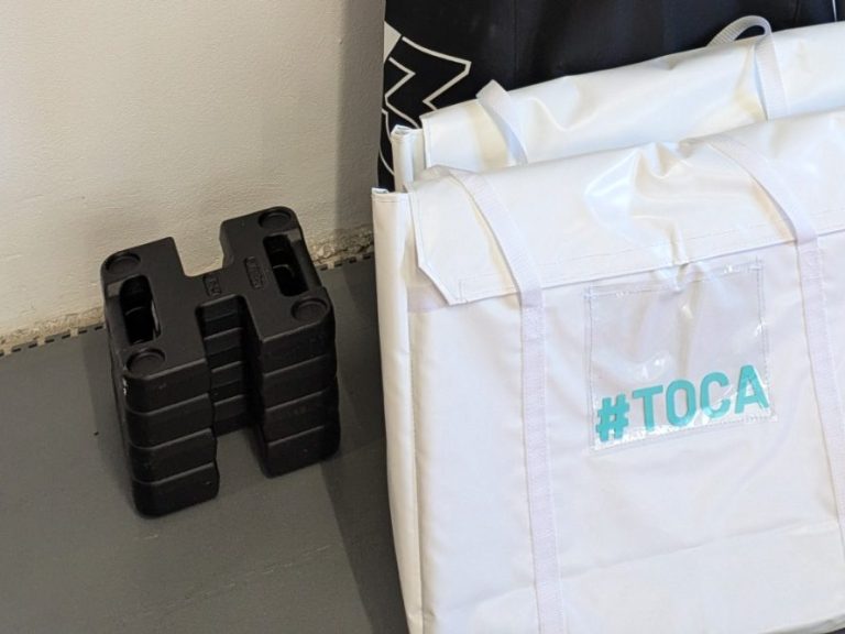 Tragbarer Akku mit digitalem Display und mehreren Anschlussmöglichkeiten.