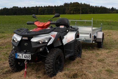 Drei graue mobile Toiletten Anhänger in einer verschneiten Landschaft.
