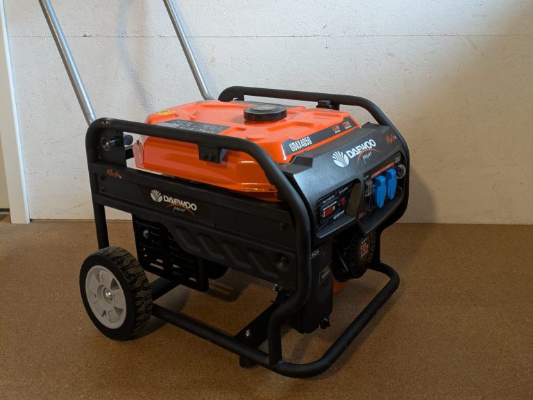 Tragbare Powerstation ECOFLOW DELTA Pro 3 mit Solarpanele im Hintergrund.