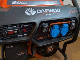 Tragbarer Akku mit digitalem Display und mehreren Anschlussmöglichkeiten.