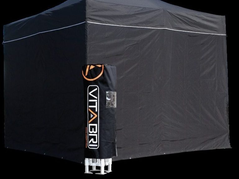 Tragbare Powerbank in Grau mit digitalem Display und seitlichem Anschluss.