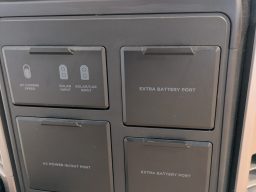 Schwarze Steuereinheit mit vier Tasten und Beschriftungen für Batteriefächer.