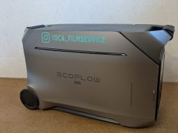 Tragbare Powerbank in Grau mit digitalem Display und seitlichem Anschluss.