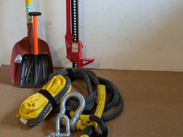 Tragbare Powerstation ECOFLOW DELTA Pro 3 mit Solarpanele im Hintergrund.